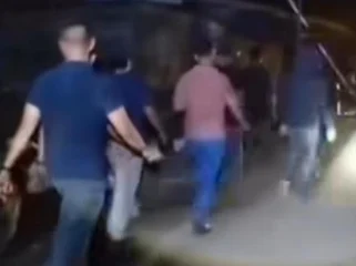 Video warga menghadang pria yang diduga oknum TNI terkait hilangnya 16 ekor lembu di Labuhanbatu viral di media sosial. Dandim 0209/Labuhanbatu menyatakan kasus masih dalam penyelidikan.