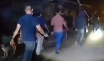 Video warga menghadang pria yang diduga oknum TNI terkait hilangnya 16 ekor lembu di Labuhanbatu viral di media sosial. Dandim 0209/Labuhanbatu menyatakan kasus masih dalam penyelidikan.
