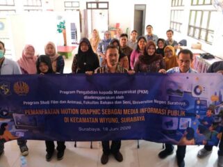 Tim Prodi Film dan Animasi, Fakultas Bahasa dan Seni UNESA, berfoto bersama perangkat Kecamatan Wiyung, usai acara.