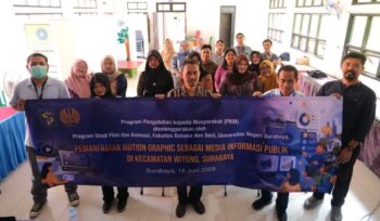Tim Prodi Film dan Animasi, Fakultas Bahasa dan Seni UNESA, berfoto bersama perangkat Kecamatan Wiyung, usai acara.