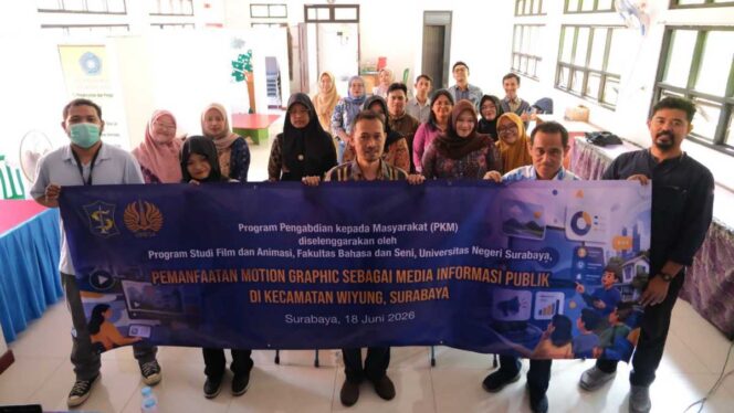 
					Tim Prodi Film dan Animasi, Fakultas Bahasa dan Seni UNESA, berfoto bersama perangkat Kecamatan Wiyung, usai acara.