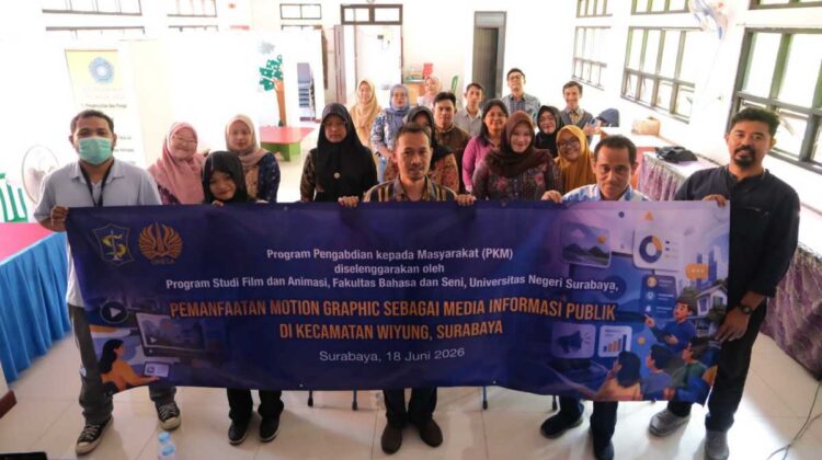 Tim Prodi Film dan Animasi, Fakultas Bahasa dan Seni UNESA, berfoto bersama perangkat Kecamatan Wiyung, usai acara.