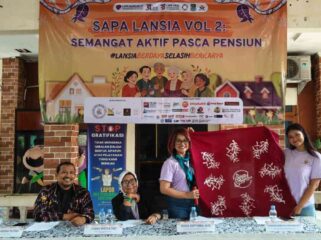 Para narasumber saat menunjukan batik karya SELASIH
