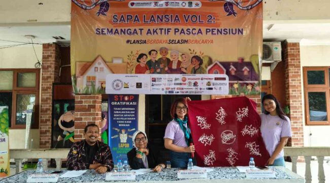 Para narasumber saat menunjukan batik karya SELASIH