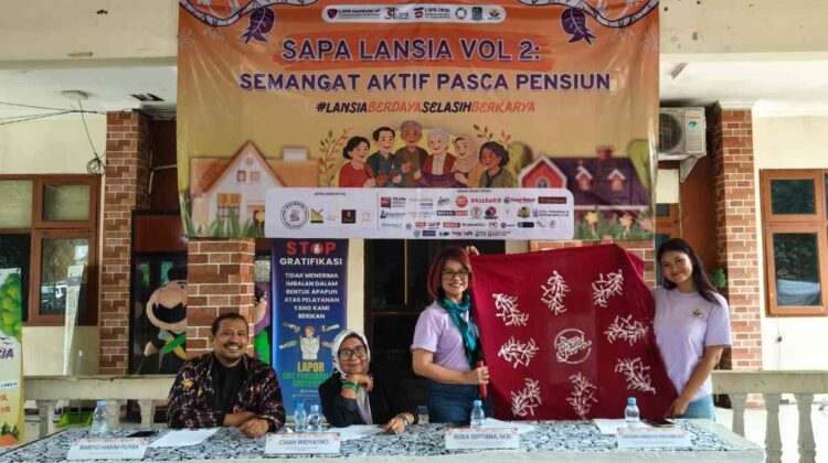 Para narasumber saat menunjukan batik karya SELASIH