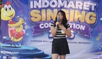 Claudia Desy Erwiena Br Ginting Munthe mencuri perhatian di Singing Competition Indomaret Pakuan Regency Bogor lewat penampilan emosional membawakan lagu Cinta dan Rahasia.(Istimewa)