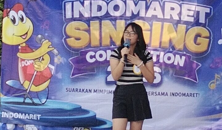 Claudia Desy Erwiena Br Ginting Munthe mencuri perhatian di Singing Competition Indomaret Pakuan Regency Bogor lewat penampilan emosional membawakan lagu Cinta dan Rahasia.(Istimewa)
