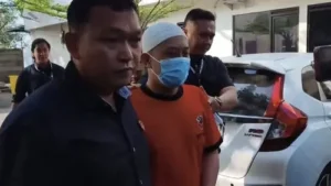 Taufik Hidayat menjalani rekonstruksi kasus dugaan penyekapan dan penganiayaan terhadap kekasihnya, Yuvita Tri Rezeki. Polisi menggelar reka ulang di Polda Jabar karena alasan keamanan.(Istimewa )