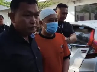 Taufik Hidayat menjalani rekonstruksi kasus dugaan penyekapan dan penganiayaan terhadap kekasihnya, Yuvita Tri Rezeki. Polisi menggelar reka ulang di Polda Jabar karena alasan keamanan.(Istimewa )