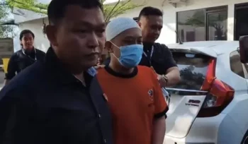 Taufik Hidayat menjalani rekonstruksi kasus dugaan penyekapan dan penganiayaan terhadap kekasihnya, Yuvita Tri Rezeki. Polisi menggelar reka ulang di Polda Jabar karena alasan keamanan.(Istimewa )