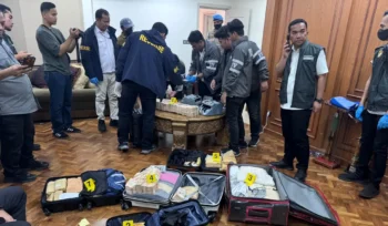 Polda Metro Jaya menyita 74 kilogram emas dan uang ratusan miliar dari rumah di Sentul. Barang bukti itu diduga berkaitan dengan tiga kasus korupsi, suap, gratifikasi, dan TPPU.