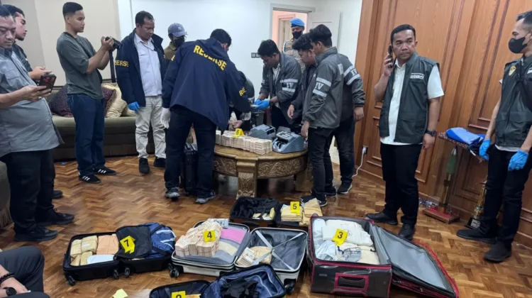 Polda Metro Jaya menyita 74 kilogram emas dan uang ratusan miliar dari rumah di Sentul. Barang bukti itu diduga berkaitan dengan tiga kasus korupsi, suap, gratifikasi, dan TPPU.