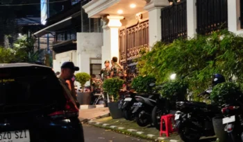 Rumah Jampidsus Febrie Adriansyah dijaga personel TNI di tengah penggeledahan 12 lokasi kasus korupsi oleh Polri. Kapuspen TNI menegaskan pengamanan dilakukan atas permintaan Kejaksaan sesuai Perpres Nomor 66 Tahun 2025.