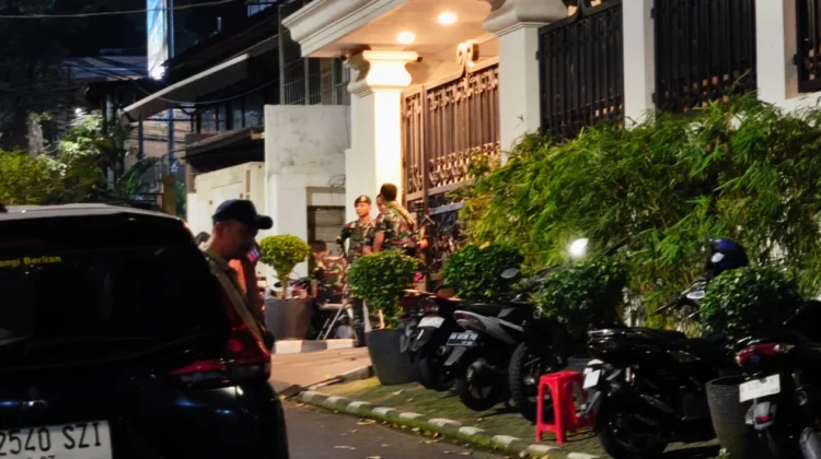 Rumah Jampidsus Febrie Adriansyah dijaga personel TNI di tengah penggeledahan 12 lokasi kasus korupsi oleh Polri. Kapuspen TNI menegaskan pengamanan dilakukan atas permintaan Kejaksaan sesuai Perpres Nomor 66 Tahun 2025.