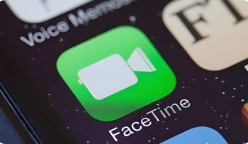 Pengguna iPhone diimbau waspada terhadap modus penipuan baru melalui FaceTime. Pelaku mengaku petugas bank, meminta screen sharing hingga mencuri OTP dan menguras saldo rekening. 