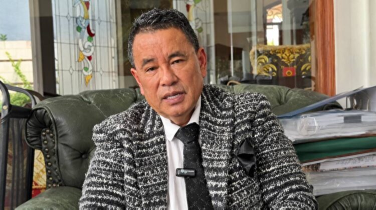 Hotman Paris resmi mundur sebagai kuasa hukum Febrie Adriansyah. Pengacara kondang itu mengaku memilih fokus memulihkan kesehatan usai operasi saraf kejepit karena khawatir mengalami kelumpuhan