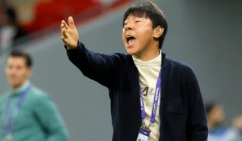 Federasi Sepak Bola Korea Selatan menjatuhkan sanksi 10 tahun kepada Shin Tae Yong. Meski dilarang melatih di Korea, statusnya sebagai pelatih Persija Jakarta dipastikan tidak terdampak.(Istimewa)