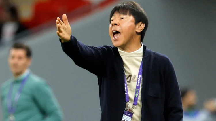 Federasi Sepak Bola Korea Selatan menjatuhkan sanksi 10 tahun kepada Shin Tae Yong. Meski dilarang melatih di Korea, statusnya sebagai pelatih Persija Jakarta dipastikan tidak terdampak.(Istimewa)