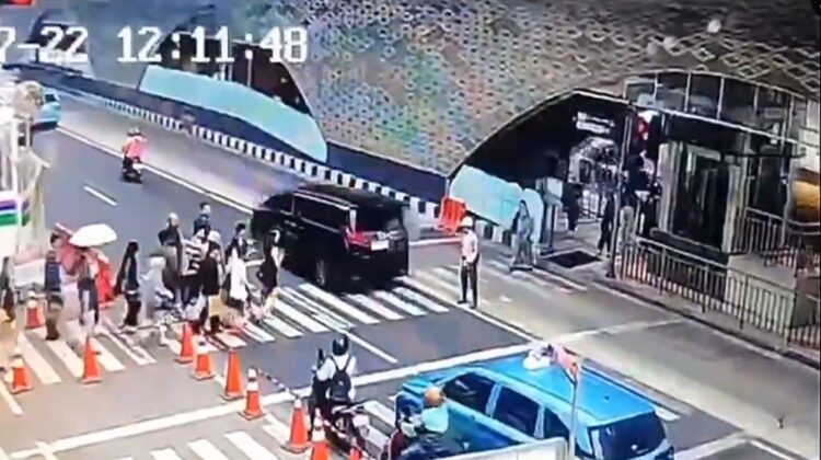 Pramono Anung meminta satpam yang menegur pengemudi Alphard di Bundaran HI tidak dipecat. Polisi kini menyelidiki dugaan pelanggaran lalu lintas hingga penggunaan pelat nomor palsu.(istimewa)