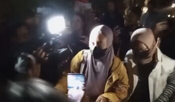 Istri Bupati Pemalang Noor Faizah Maenofie tiba di Gedung Merah Putih KPK usai OTT. KPK mengamankan 21 orang, menyita uang lebih dari Rp2 miliar, dan mendalami dugaan korupsi proyek serta jual beli jabatan Sekda.