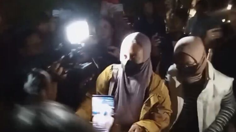 Istri Bupati Pemalang Noor Faizah Maenofie tiba di Gedung Merah Putih KPK usai OTT. KPK mengamankan 21 orang, menyita uang lebih dari Rp2 miliar, dan mendalami dugaan korupsi proyek serta jual beli jabatan Sekda.