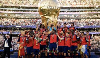 Foto resmi juara Piala Dunia 2026 timnas Spanyol tidak menampilkan Donald Trump meski hadir saat penyerahan trofi. RFEF dan FIFA belum memberi penjelasan, memicu spekulasi di media sosial.