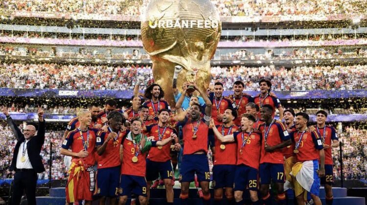 Foto resmi juara Piala Dunia 2026 timnas Spanyol tidak menampilkan Donald Trump meski hadir saat penyerahan trofi. RFEF dan FIFA belum memberi penjelasan, memicu spekulasi di media sosial.