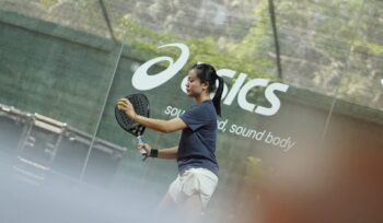 ASICS Community Slam 2026 menghadirkan 40 komunitas tenis dan 48 komunitas padel dari seluruh Indonesia. Festival olahraga ini mengusung semangat Move Your Body, Move Your Mind sekaligus memperkuat ekosistem olahraga raket nasional.