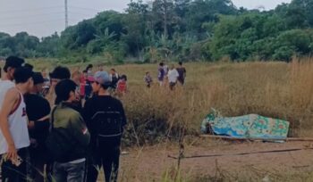 Warga Depok digegerkan penemuan jenazah pria tanpa identitas yang terbungkus karung di lokasi pembuangan sampah liar. Bau busuk yang dikira bangkai hewan ternyata berasal dari jasad yang telah membusuk.