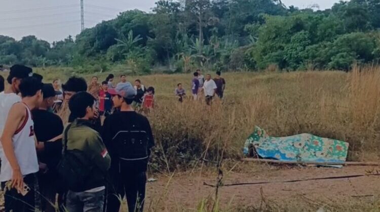 Warga Depok digegerkan penemuan jenazah pria tanpa identitas yang terbungkus karung di lokasi pembuangan sampah liar. Bau busuk yang dikira bangkai hewan ternyata berasal dari jasad yang telah membusuk.
