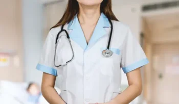 Kasus Yurizal Tri Chaerawan memicu kritik terhadap sejumlah dokter dan tenaga kesehatan yang mencibir pasien BPJS di Threads. Mereka kini ramai-ramai meminta maaf, sementara publik menyoroti pentingnya empati dalam profesi medis.