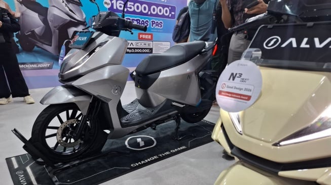 Prabowo Subianto memberi warning pengguna motor bensin saat meresmikan Molinas. Pemerintah siapkan tukar tambah, cicilan murah, hingga opsi motor listrik tanpa DP.(Suara.com)