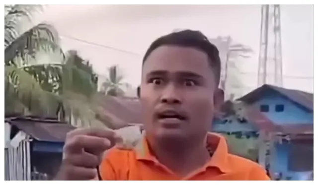Video pria berbaju oranye di Pelabuhan Aimere viral setelah gempa Flores. Ia mengaku membawa pesan malaikat Mikhael dan meminta warga menjauh dari pesisir.(istimewa)