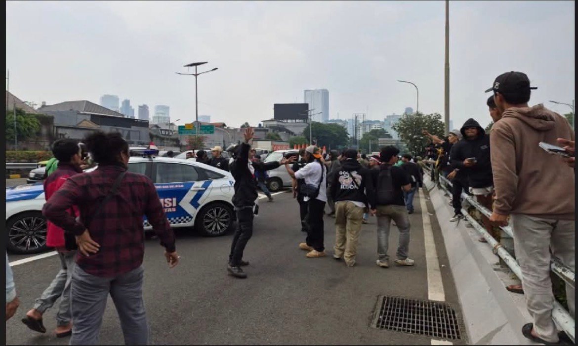 Massa demo 27 Agustus 2026 masuk Tol Dalam Kota Jakarta Pusat dan sempat menghadang mobil polisi setelah muncul informasi soal logistik dan ambulans.