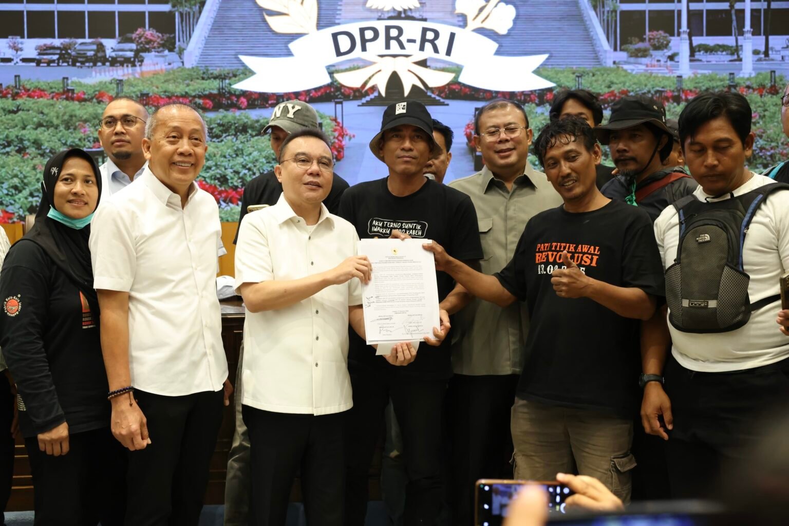 Dasco menargetkan RUU Perampasan Aset disahkan 15 Desember 2026. Ia bahkan menyatakan siap mundur jika pengesahan kembali molor.