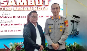 Budi SOMASI (kiri) bersama Kapolres Metro Bekasi Kota yang baru, Kombes Pol Putu Kholis Aryana (kanan).