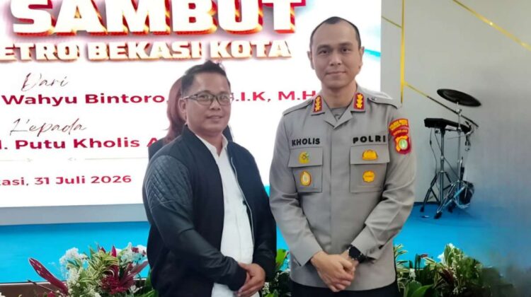 Budi SOMASI (kiri) bersama Kapolres Metro Bekasi Kota yang baru, Kombes Pol Putu Kholis Aryana (kanan).