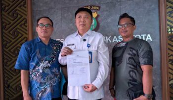 Dirut PTMP Kota Bekasi (tengah) didampingi kuasa hukum.