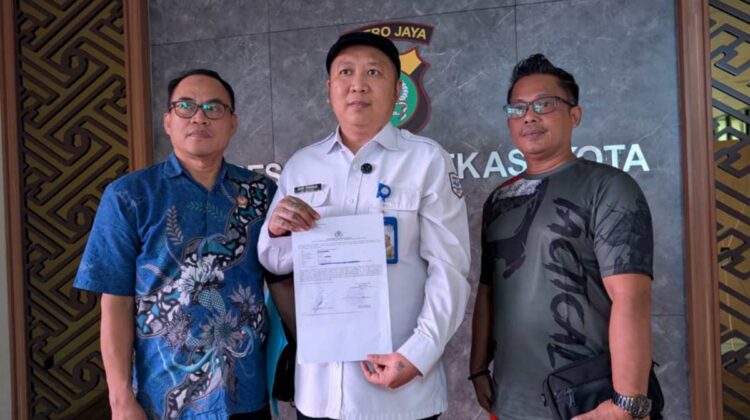 Dirut PTMP Kota Bekasi (tengah) didampingi kuasa hukum.
