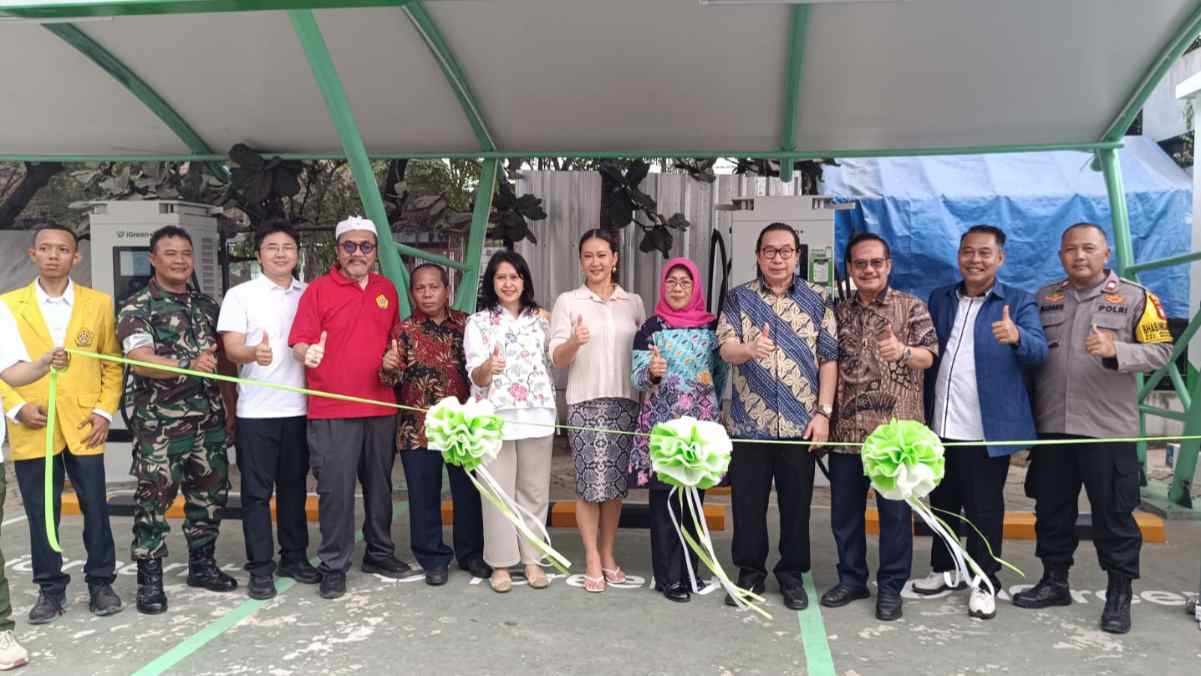 FKLPID Jabar, STT Bina Tunggal, Kadin Kota Bekasi dan iGreen+ saat peluncuran charging station di kampus.