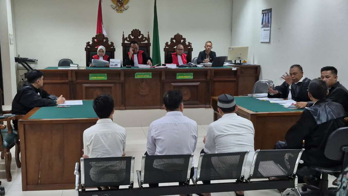 Suasana persidanyan Nyumarno dkk di PN Cikarang.