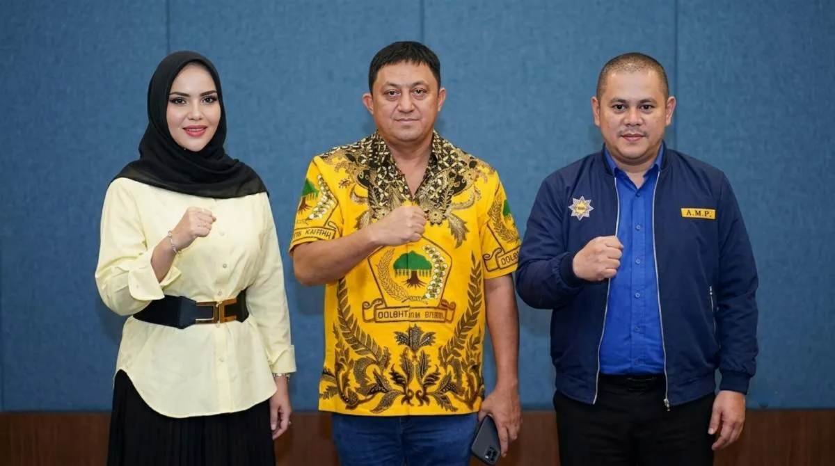 Kiri ke kanan: Ranny Fahd Arafiq, Fahd El Fouz Arafiq dan Faisal.