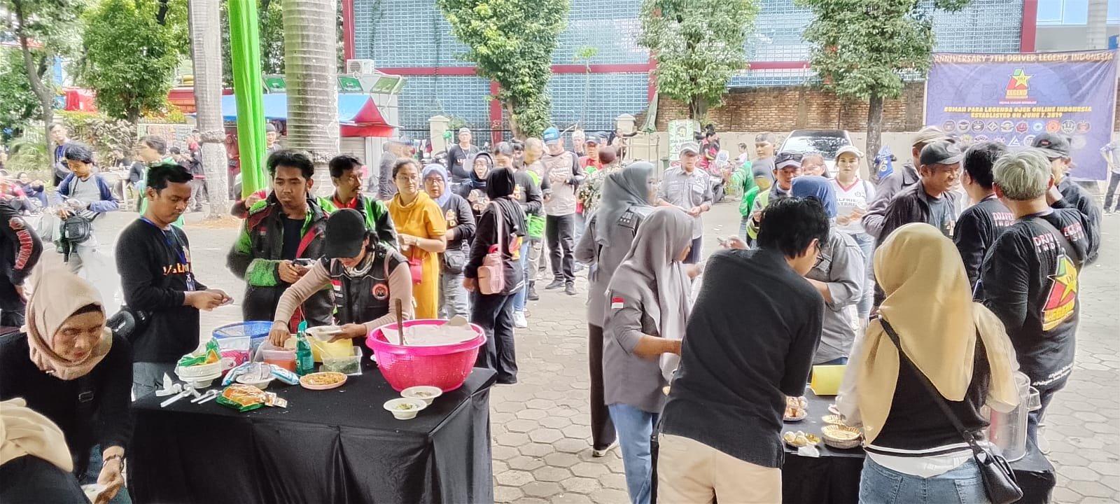 Driver Legend Indonesia merayakan tujuh tahun perjalanan komunitas dengan tasyakuran, santunan anak yatim piatu, dan Legend Food Fiesta di Rawamangun.