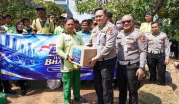 Peduli Pekerja TPU, Korlantas Polri Salurkan Sembako untuk 80 Petugas di Cikoko