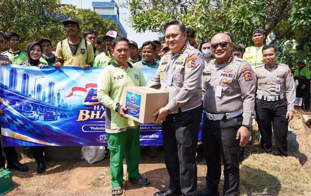 Peduli Pekerja TPU, Korlantas Polri Salurkan Sembako untuk 80 Petugas di Cikoko. (Foto: Korlantas Polri)