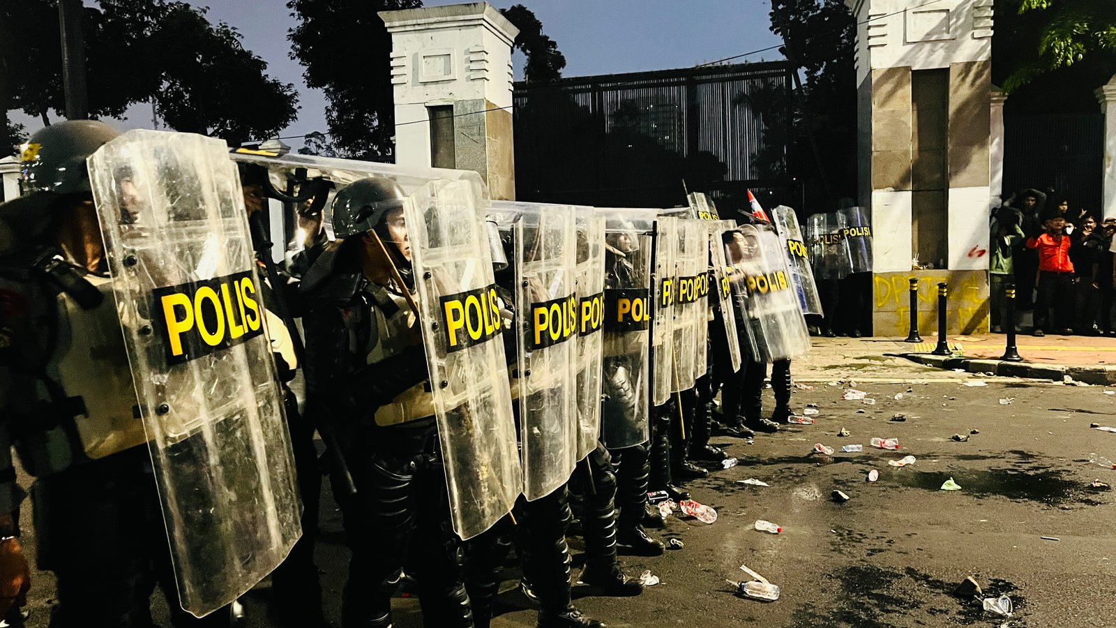 Hendardi dari SETARA Institute menyoroti kekerasan ormas terhadap demonstran. Polisi diminta mengusut pelaku hingga pihak yang mengorganisasi.(van/prabainsight.com)