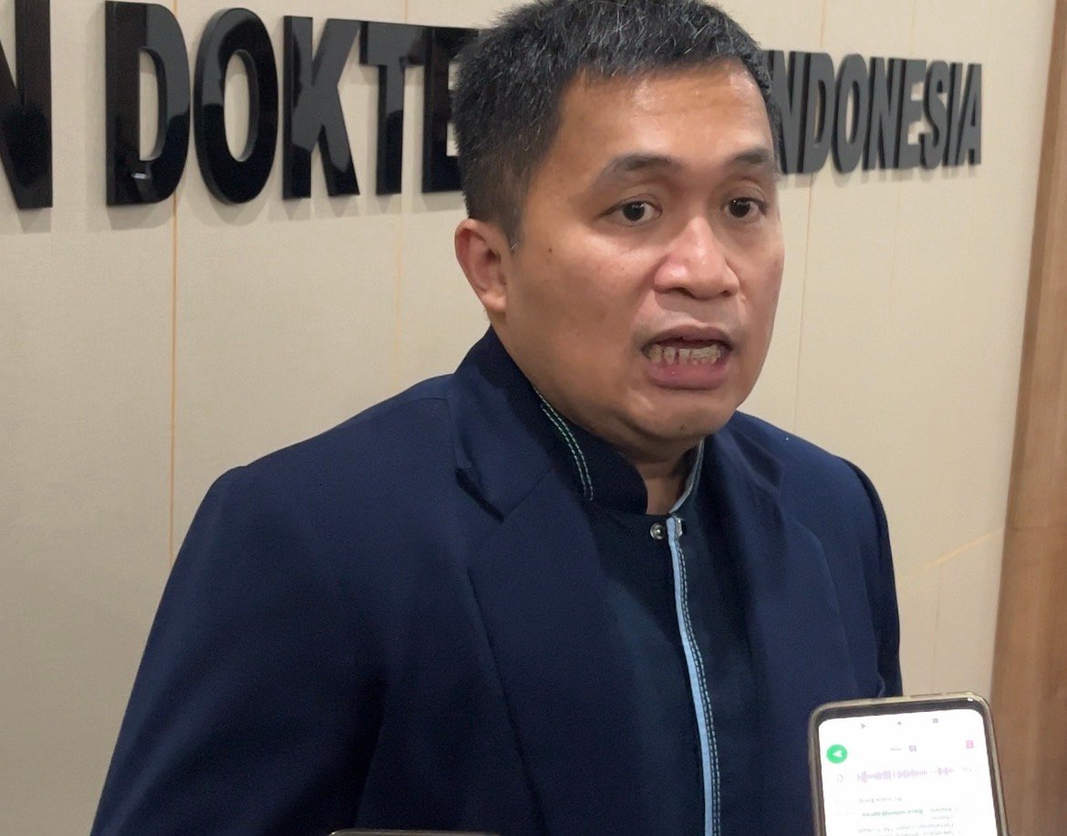 Ketua PDPI Arif Riad Arifin mengingatkan bahaya debu vulkanik yang bisa memicu peradangan hingga membuat paru mengeras. Warga diminta waspada.(Utami/prabainsight.com)