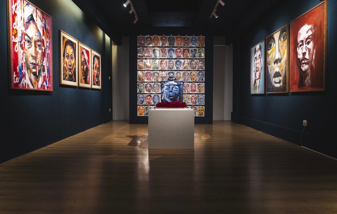 Pameran “Terlihat / Terasa” karya Rajata Hakim di ArtSphere Gallery mengajak publik mempertanyakan hubungan antara wajah, persepsi, ingatan, dan cara memahami orang lain.(Istimewa)