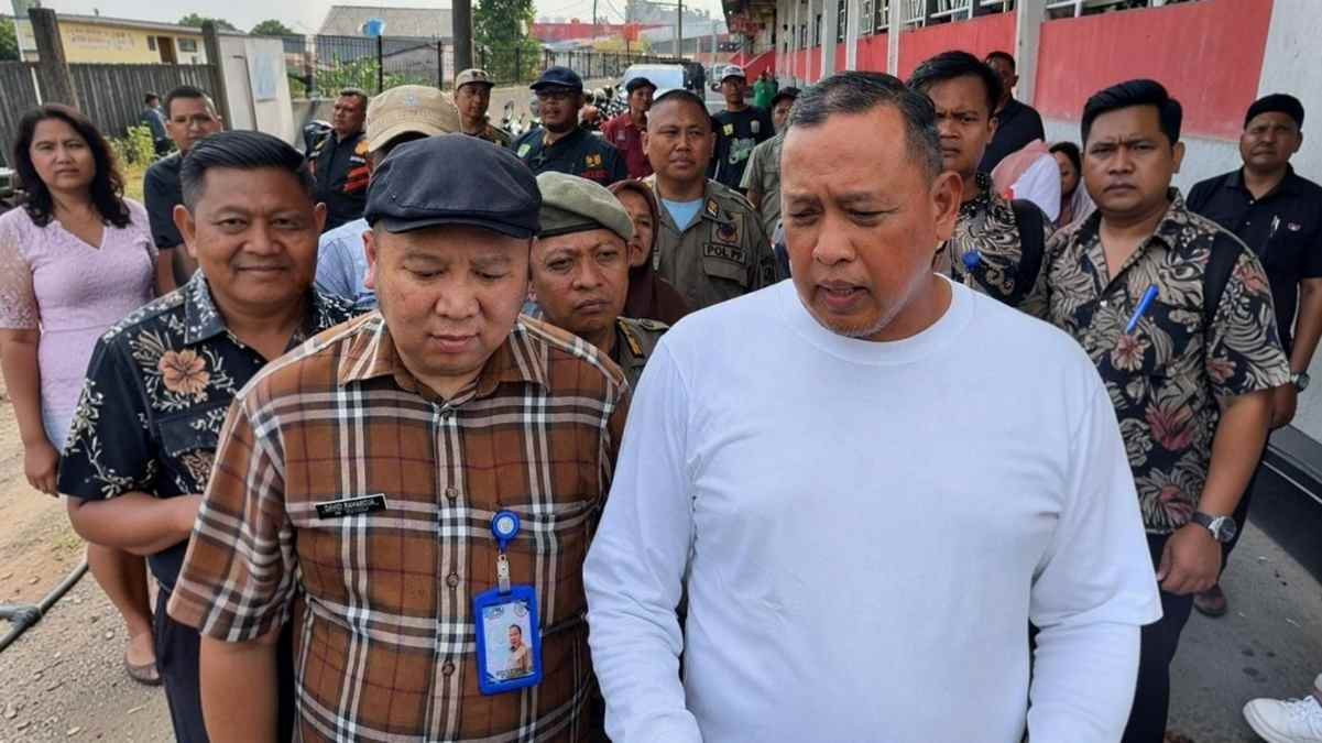 Direktur Utama PT Mitra Patriot, David Rahardja (kiri) bersama dengan Wali Kota Bekasi, Tri Adhianto (kanan) di Pasar Baru Kota Bekasi.