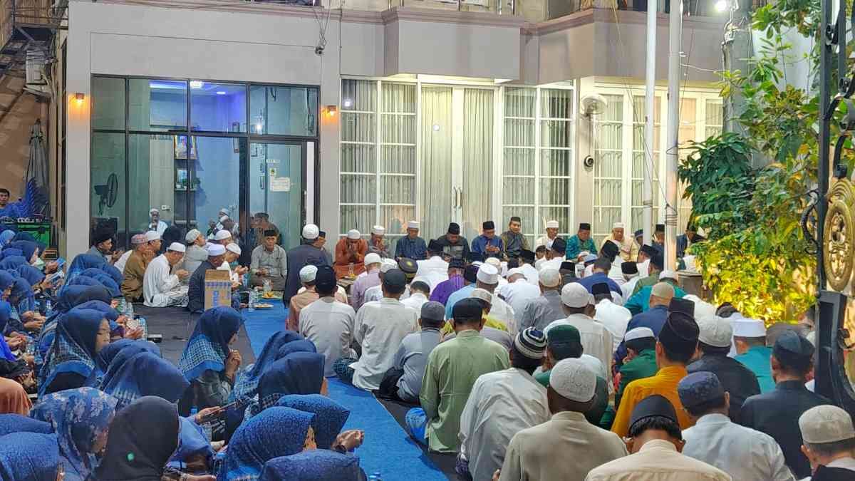 Momen pengajian rutin di kediaman Alex Ziblo.